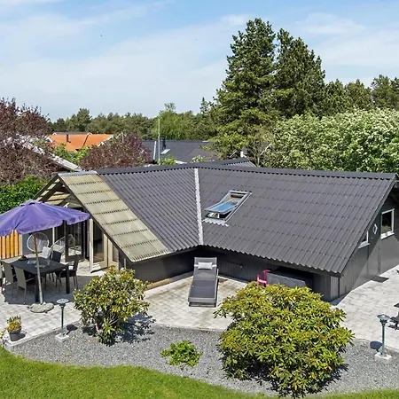 Stunning In With Kitchen Holiday home